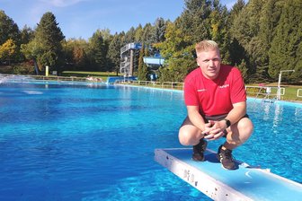Markenzeichen im Vogtland: Soll das Schwimmerbecken in Rebesgrün tatsächlich schrumpfen? - Schwimmmeister Tristan Gühls an seinem Arbeitsplatz. Bald ist dort weniger Platz.