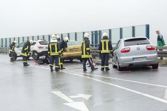 Markersbach: Seat-Fahrerin streift drei Autos - B 101 lange dicht - 