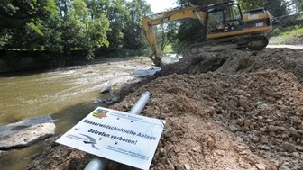 Markersdorf: Wehre hindern Lachse an der Heimkehr - Vom Wehr im Schweizerthal ist nur noch dieses Schild zurückgeblieben. Die Landestalsperrenverwaltung des Bereiches Freiberger Mulde/Zschopau hat das Bauwerk abgerissen. Der Fluss soll so durchgängiger werden.