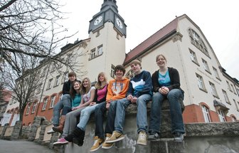 Schüler vorm Gymnasium