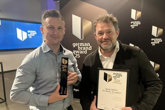Marketingpreis für Zwickauer Reinigungsfirma - Niels Pfaff von der tiptop Group (r.) und Edgar Diener, Geschäftsführer der Marketingfirma DD Konzept.