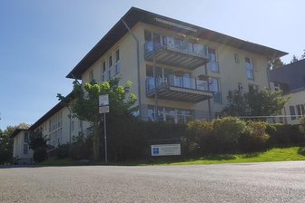 Markneukirchen: 21 Coronafälle in Pflegeheim - Im Pflegeheim Haus Ölbaum in Markneukirchen gibt es 21 Corona-Infektionen.