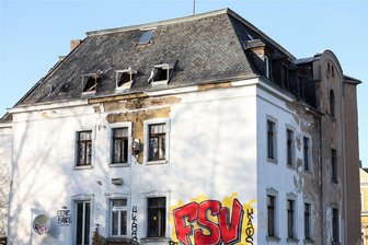 Markneukirchen: „Bismarck“-Abriss verzögert sich - Der Abriss des Gebäudes der ehemaligen Gaststätte „Bismarck“ in Markneukirchen verzögert sich.