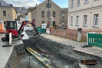 Markneukirchen: Diese Baustelle hat es in sich - Der untere Abschnitt des Fruchtmarktes in Markneukirchen ist aufgegraben.
