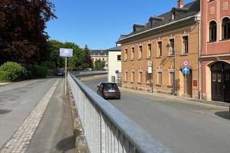 Markneukirchen: Diese drei Straßen erhalten eine neue Decke - Die Breite Straße in Markneukirchen soll in Kürze auch zwischen den Einmündungen Trobitzschen und Roter Markt mittels Oberflächenbehandlung saniert werden.