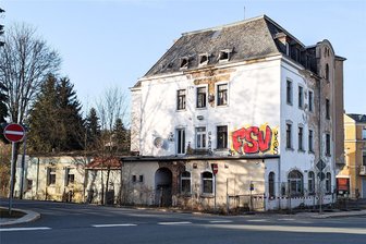 Markneukirchen: Eigentümer klagt gegen geplanten „Bismarck“-Abriss - Die Ex-Gaststätte „Bismarck“ in Markneukirchen soll nach Willen der Stadt weg. Der Eigentümer wehrt sich.