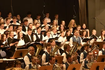 Markneukirchen: Ein Ritterschlag für den Chor des Gymnasiums - Beim 58. Internationalen Instrumentalwettbewerb Markneukirchen vor zwei Jahren gestalteten der Chor des Gymnasiums und das Blasorchester Markneukirchen das Blaskonzert.