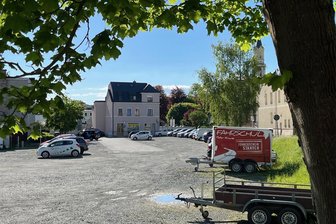 Markneukirchen erhält 300.000 Euro für Roten Markt - Der Parkplatz Roter Markt in Markneukirchen soll 2025 für 400.000 Euro zum Willkommensplatz umgestaltet werden.