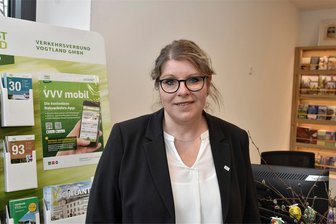 Markneukirchen führt ab 2024 digitale Gästekarte ein - Katrin Hoyer, Leiterin der Touristinformation im Alten Schloss in Erlbach, sieht in der digitalen Gästekarte Vorteil sowohl für Gäste als auch Berherberger.