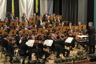 Markneukirchen: Grandioses Neujahrskonzert mit "B-Ware" der Musikgeschichte - Musik und Politik paarten sich am Samstag in der Musikhalle beim Neujahrskonzert des Sinfonieorchesters Markneukirchen unter Leitung von Matthias Spindler.