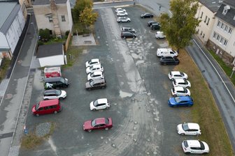 Markneukirchen: Großparkplatz am Dienstag gesperrt - Der Parkplatz Roter Markt in Markneukirchen wird ab dem 7. April umgestaltet.