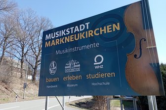 Markneukirchen grüßt mit neuen Musikstadtschildern - An der Ortseinfahrt Siebenbrunn steht eines der neuen Musikstadtschilder.