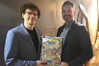 Markneukirchen hat jetzt ein eigenes Wimmelbuch - Die Idee für das Wimmelbuch hatte Bürgermeister Toni Meinel (rechts), Luis Zenker erledigte den Auftrag gerne.