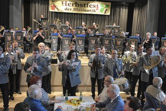 Markneukirchen: Herbstfest der Blasmusik überrascht mit verloren geglaubtem Stück - Zum Auftakt und zum Finale des Konzertes spielten das Blasorchester Markneukirchen und der Musikverein Vetschau gemeinsam.