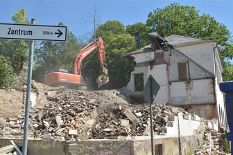 Markneukirchen: Hier verschwindet der Schandfleck am Tor zur Stadt - Die Abrissarbeiten gehen zügig voran.