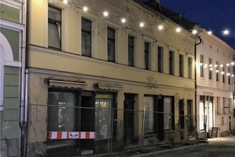 Markneukirchen: Innenstadtzufahrt ab Montag wegen Hausabriss gesperrt - Die frühere Eisdiele wird abgerissen.