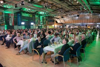 Markneukirchen kann Dach an Musikhalle sanieren - Die Stadt Markneukirchen kann Dachbereiche der Musikhalle, hier stieg jüngst die Sportlergala, sanieren.