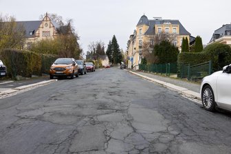 Markneukirchen kann wichtige Straße 2026/27 sanieren - Ein einziger Flickenteppich ist die Johann-Sebastian-Bach-Straße in Markneukirchen.