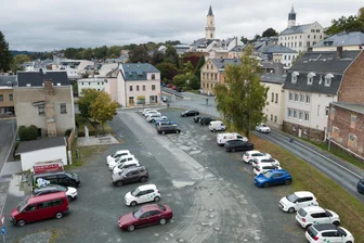 Markneukirchen kippt umstrittenen Namen für Parkplatz - Der Innenstadt-Parkplatz Roter Markt in Markneukirchen soll 2026 neu gestaltet werden.