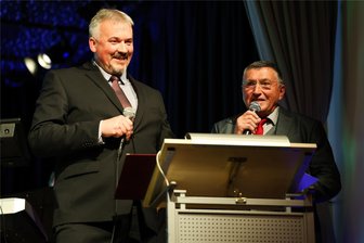 Markneukirchen/Luby: Scherben auf viele glückliche gemeinsame Jahre - Lubys Stadtchef Vladimír Vorm (links) und Erlbachs Ortsvorsteher André Worbs warfen sich bei der Rede zum Festakt 20 Jahre Partnerschaft die Bälle auf der Bühne zu. Worbs, der kleinere im dynamischen Duo, redete viel mehr.