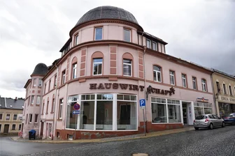 Markneukirchen: Markantes Eckhaus findet keinen Käufer - Das Haus Straße des Friedens 24 in Markneukirchen hat zur Versteigerung in Dresden keinen Käufer gefunden.