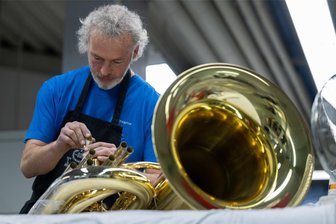 Markneukirchen präsentiert sich am Montag in Berlin - Im Werk von Buffet Crampon in Markneukirchen arbeitet Tino Hartisch in der Endmontage an einer Tuba.