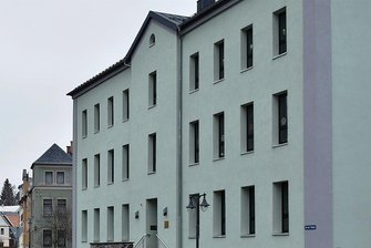 Markneukirchen reißt Radon-Grenzwerte: Stadt reagiert - Die Grundschule Markneukirchen in Erlbach ist von teils von leicht erhöhten Radonwerten betroffen. Im Gebäude betrifft das keine Unterrichtsräume, sondern das Lehrerzimmer, teilt die Stadtverwaltung mit.