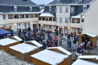 Markneukirchen verlegt Weihnachtsmarkt endgültig ans Museum - Die Museumsweihnachtspremiere im Hof des Paulusschlössls Markneukirchen lockte 2022 viele Besucher an.