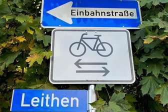 Markneukirchen: Warum sich Entscheidung zu Einbahnstraße verzögert - Die Leithen in Markneukirchen ist für Autos zwischen Poststraße und Kirchsteig/Trobitzschen Einbahnstraße.