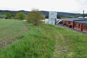 Markneukirchen will Gewerbegebiet deutlich erweitern - Im Gewerbegebiet in Markneukirchen sind alle Flächen verkauft, es soll deutlich wachsen - auch auf den Feldern in Richtung Wohlhausen/Kuhbauch. Rechts im Bild der Sitz des Trommelstockherstellers Rohema.