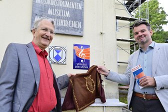 Markneukirchen wird Station an der „Straße der Musik“ - Am Freitag wurde am Musikinstrumenten-Museum ein entsprechendes Schild vom Vorstand des Vereins „Straße der Musik“ Daniel Schad (links) und Bürgermeister Toni Meinel enthüllt.