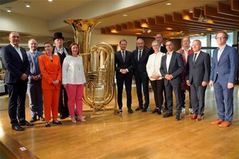Markneukirchen zelebriert großen Auftritt in Berlin - Gruppenfoto mit Ilse: Die auf den Namen getaufte Riesentuba vogtländischer Handwerksmeister war Star der Markneukirchen-Präsentation aus Anlass des Jahres der Tuba im Musikinstrumenten-Museum Berlin.