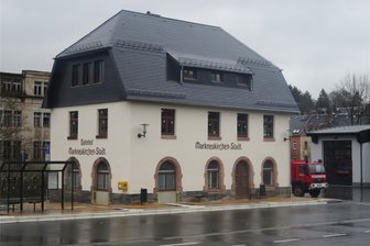 Markneukirchener Bügermeister will Busbahnhof mit Kameras überwachen - Das Busbahnhof-Gebäude in Markneukirchen soll mit Kameras überwacht werden.