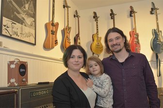 Markneukirchener Gitarrenbaumeister baut einstige Fleischerei zum Showroom um - Torsten Preuß und seine Frau Friederike - im Bild mit Tochter Mathilda - haben sich einen Showroom eingerichtet.