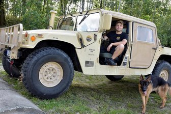 Markneukirchener organisiert Militärfahrzeuge-Treffen in Neustadt - Organisiert wird das Manöver Frühauf vom Markneukirchener Sebastian Egerter. Das Foto zeigt ihn mit einem US-amerikanischen Humvee Baujahr 1989 und seinem Hund Pino.