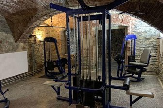 Markneukirchener Ringer haben jede Menge zu tun - Der Fitnessbereich für die Sportler im Kellergewölbe des ehemaligen Volkshauses wird derzeit wieder auf Vordermann gebracht. 