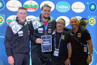 Markneukirchener Ringer holt Bronze bei der Junioren-Weltmeisterschaft - Riesige Freude im deutschen Lager nach dem Gewinn der WM-Bronzemedaille durch Franz Richter (2. von links). Neben ihm von links Bundestrainer Maik Bullmann, Richters Frankfurter Stützpunkttrainer Heinz Thiel sowie Jannis Zamanduridis, Sportdirektor des Deutschen Ringer-Bundes.