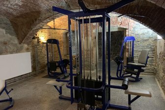 Markneukirchener Ringer mit Sorgen auf und neben der Matte - Der Fitnessbereich für die Sportler im Kellergewölbe des ehemaligen Volkshauses.