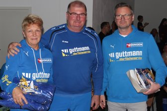 Markneukirchener Ringer würdigen Ehrenamtler - Mannschaftsleiter Jörg Guttmann (rechts) überreichte die Ehrengeschenke an Margit und Steffen Seifert.