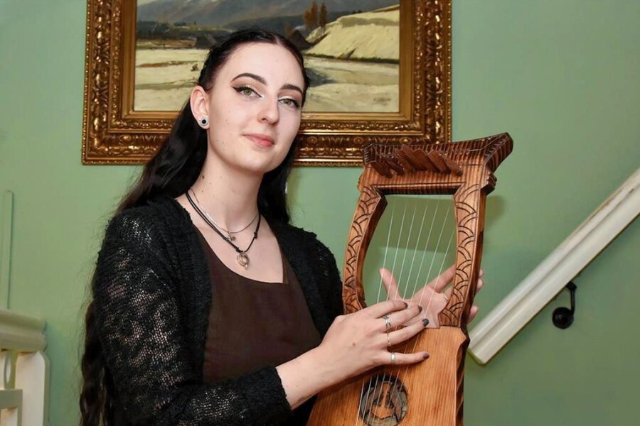 Markneukirchenerin begeistert mit seltenem Instrument - Lilly Menzel aus Markneukirchen spielt eine norwegische Kraviklyra - autodidaktisch erlernt.