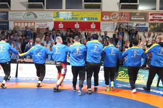 Markneukirchens Derbysieg: Die Aufholjagd von Germanias Johannes Adler bringt die Arena zum Kochen - Die Derbysieger von der WKG Markneukirchen/Gelenau ließen sich nach dem klaren 18:9-Erfolg gegen den FC Erzgebirge Aue von den Fans feiern.