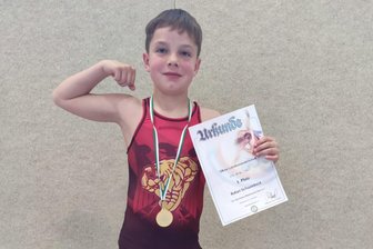 Markneukirchens kleines Ringertalent: Viermal haben die Gegner keine Chance - Rafael Schwanbeck vom AV Germania Markneukirchen wurde in Weißwasser Landesmeister im freien Ringkampf der Altersklasse U 10.