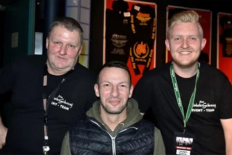Markneukirchens Musikhallen-Chef macht weiter - unter Vorbehalt - Ein Trio, das für den aktuellen Erfolg der Musikhalle Markneukirchen steht: Geschäftsführer André Czinkewitz (Mitte) und seine wichtigsten Einmiet-Partner - Andreas Dietzsch (links) und sein Sohn Christoph vom Event-Team Zum Einkehrschwung, die viele sehr gut besuchte Veranstaltungen für Fans harter Töne organisierten.