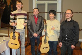 Markneukirchner Student gewinnt Gitarrenwettbewerb in Eger - Die Markneukirchener Sieger im Gitarrenwettbewerb Paul Hildebrand (links) und Hyeonggeon Lee mit dem Leiter der Geigenbauschule Eger, Jirí Paték (2. von links) und dem Gitarristen Jirí Morkes.
