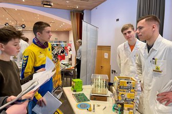 „Markt der Möglichkeiten“ zeigt jungen Erzgebirgern viele Ausbildungswege vor Ort auf - Johann Kaufmann und Yannik Jurk im Gespräch mit Lenny Baumann und Nils Flemmiger (v.l.), die bereits seit einem Jahr Lehrlinge im Haus der Firma Turck in Beierfeld sind.