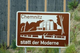 Kritik der subversiven Art: Unbekannte machten aus "Stadt der Moderne" auf einem der braun-weißen Werbeschilder, die an der Autobahn aufgestellt sind, den Schriftzug "statt der Moderne".