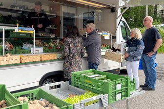Markt-Misere in Zwickau: Ist der Wochenmarkt Oberplanitz das nächste Opfer? - Bei Stefan Andresen, Obst und Gemüsehändler auf dem Wochenmarkt in Oberplanitz, stehen die Kunden mal Schlange. Findet sich während der Bauarbeiten auf dem Markt kein attraktiverer Ausweichstandort als der vorgeschlagene, sucht sich der Händler aus Reinsdorf einen neuen Standort. Nicht in Zwickau, sondern im Vogtland.