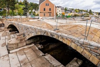 Marktbrücke hält Überraschung parat - Die beiden Bögen der Olbernhauer Marktbrücke wurden freigelegt.