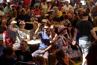 Marktfest in Crimmitschau: Partyband von der Reeperbahn kommt kurz vor knapp und sorgt für Stimmung - Rund 18.000 Menschen feierten beim Marktfest in Crimmitschau zusammen.