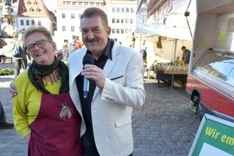 Marktfrau mit einem Ständchen geehrt - Dieter Lüth sang am Donnerstag für Marktfrau Ria Hentschel auf dem Obermarkt.